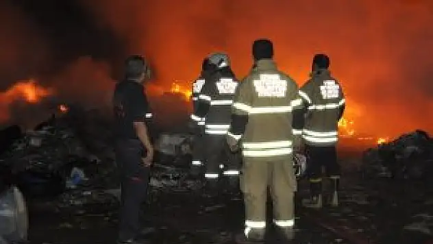 İzmir'de hurda kağıt deposunda yangın