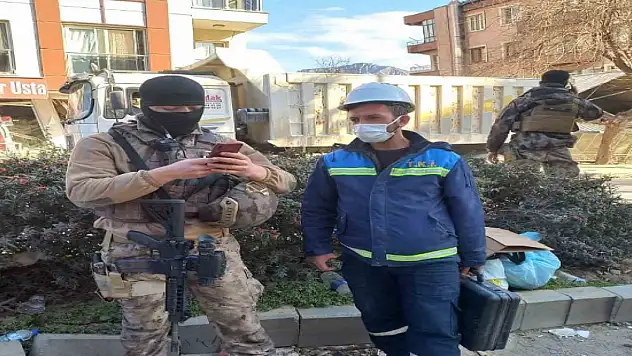 Enkazda buldukları para dolu çantayı polise teslim ettiler