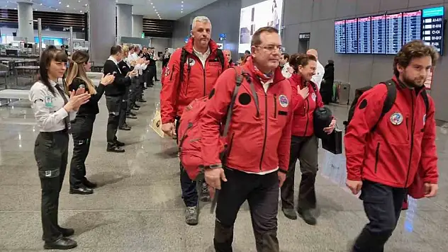 Yunan arama kurtarma ekibi alkışlarla uğurlandı