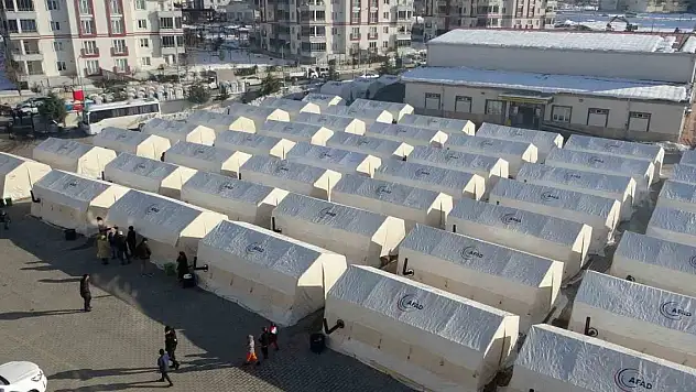 Malatya'da depremzedeler çadır kentte hayata tutunuyor