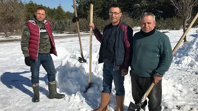 Yaylada kar gömme mesaisi