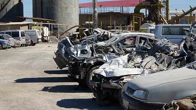 Depremde zarar gören binlerce araç otoparklarda