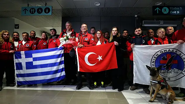 Yunanistan ekibi ülkesine alkışlarla döndü