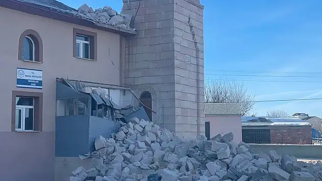 Depremde hasar oluşan Kangal Zafer camisinin minaresi kontrollü olarak yıkıldı