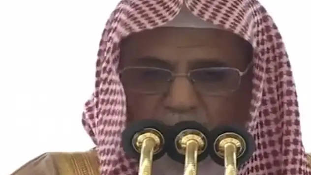 Kabe imamı, Türkiye'deki depremzedeler için dua ederken gözyaşlarını tutamadı