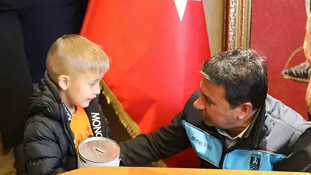 Minik Mehmet Ege, kumbarasındaki harçlığını bağışladı