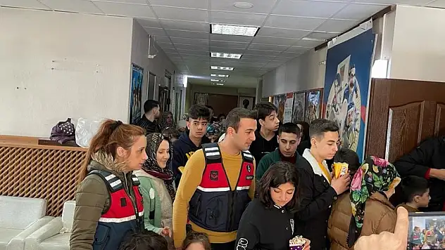 Jandarmadan depremzede çocuklara moral filmi