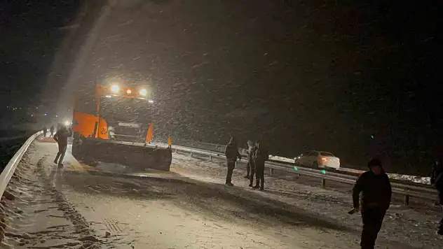 Ardahan'da kar yağışı nedeniyle kayan tır yolu kapattı