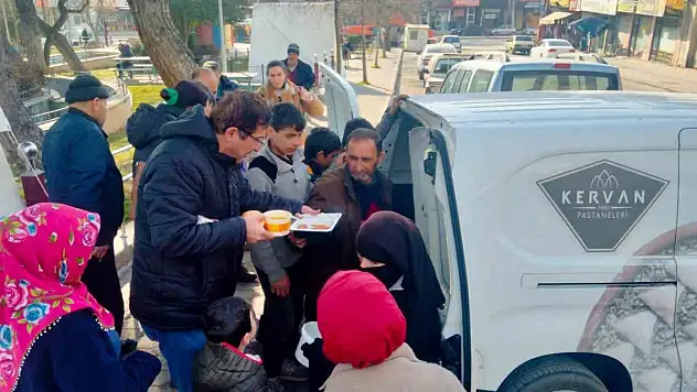 Depremzedelere sıcak yemek ulaştırmak için seferber oldular