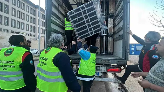 Ağrılı iş adamı depremzedeler için kolları sıvadı
