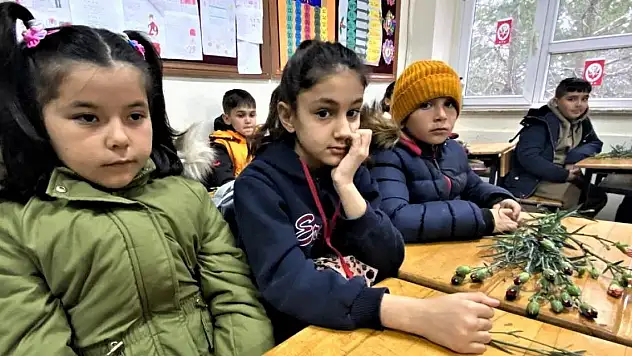 Duygusal anlar! Depremzede sınıf arkadaşlarını karanfillerle karşıladılar