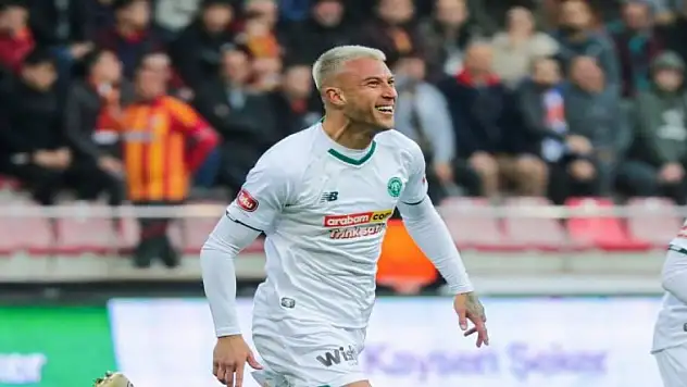 Fenerbahçe Konyaspor savunmasına karşı