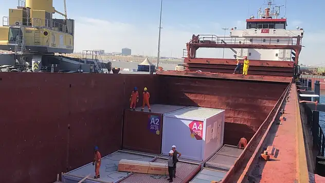 Katar, depremzedeler için konteyner ev göndermeye devam ediyor