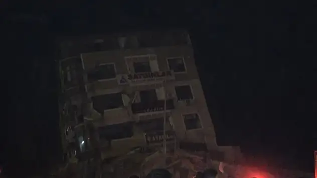 Hatay'da deprem sonrası ev yan yattı, facia ucuz atlatıldı