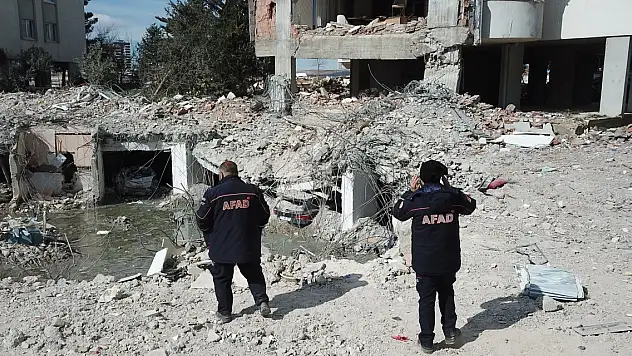 Depremden çökmek üzere olan binanın kolonuna kütüklü destek