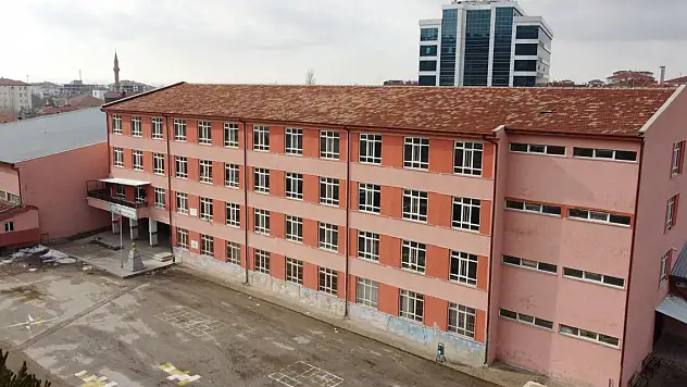 Deprem riski nedeniyle 3 okula daha tahliye