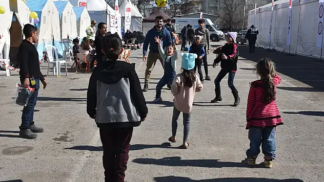 Hayırseverlerin kurduğu çadır kentte 900 depremzede barınıyor