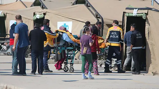 Bakan Koca: Hatay'da 95 yoğun bakım hastası şehir dışına sevk edildi