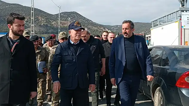 Bakan Akar'dan, depremin vurduğu iki ilçeye ziyaret