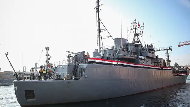 Mısır'ın askeri gemisi depremzedelere 650 tonluk yardım taşıdı