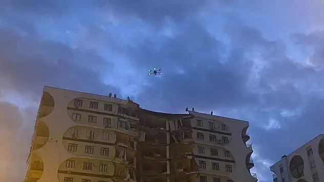 Enkazdaki kedi için helikopter kaldırıldı