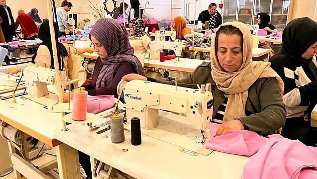 Hakkari'de depremzedeleri ısıtacak ürünler üretiliyor