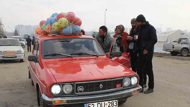 Gördüğü rüyanın etkisiyle topladığı oyuncakları çocuklara ulaştırdı