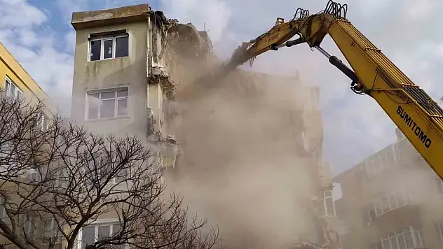 Mülk sahipleri arasındaki anlaşmazlık nedeniyle yıkılamamıştı! 48 yıllık sitede yıkım