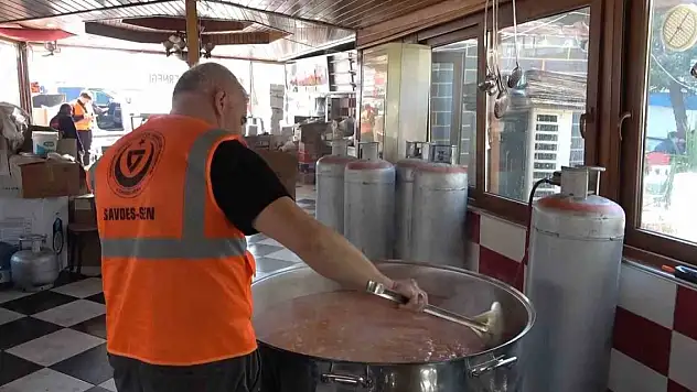 Gönüllü aşçılar günde 7 bin 500 kişilik yemek yapıyor
