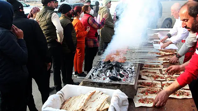 2 bin depremzedeye kebap ikram edildi