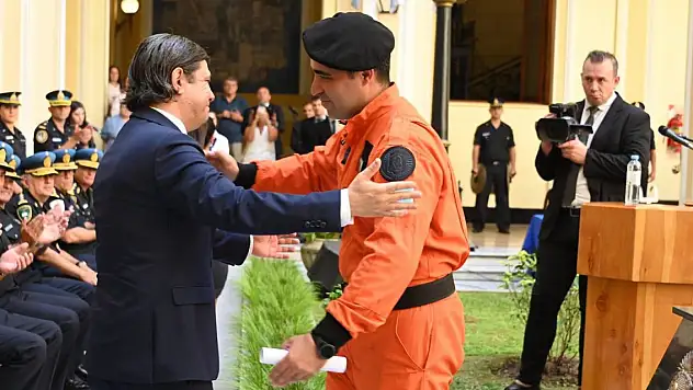 Arjantin'in arama kurtarma ekibine teşekkür belgesi