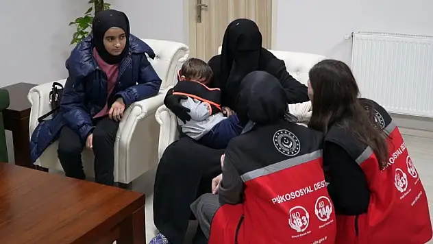Enkazdan yaralı kurtulan depremzede çocuklar, Denizli'de anneleriyle buluştu