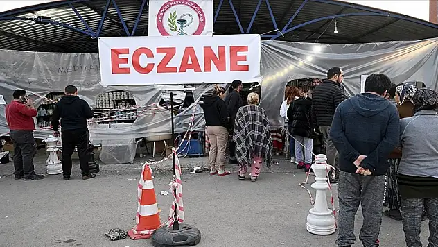 Türk Eczacıları Birliği depremzedelerin ilaca erişimi için 10 ilde 26 sahra eczanesi kurdu