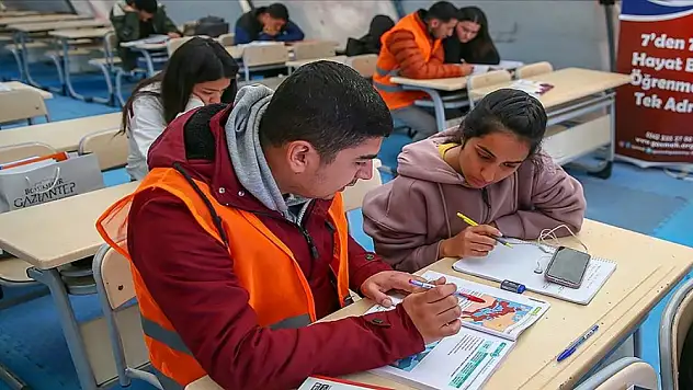 Depremzede öğrencilerin enkaz altında kalan hayalleri kurslarla yeşertiliyor