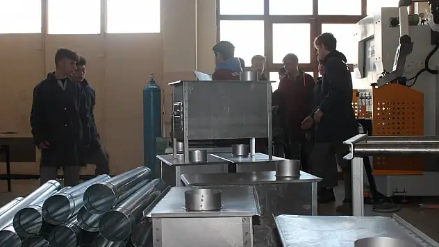 Depremzedeler üşümesin diye liseli gençler soba üretmeye devam ediyor