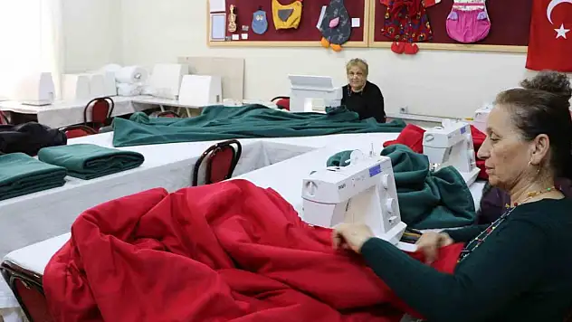 Karabük'te kursiyerler depremzedeler için tulum ve battaniye dikiyor