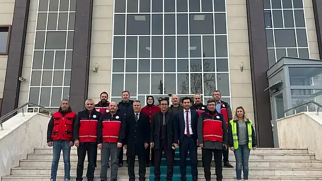 Karaman'da gönüllü öğretmenlerden oluşan eğitim ekibi Hatay'a gitti
