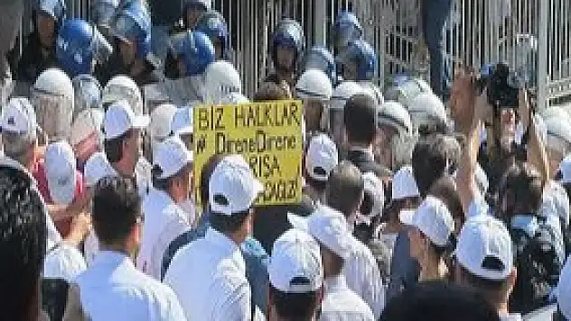 Toplu sözleşme görüşmeleri olaylı başladı