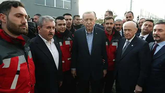 Cumhurbaşkanı Erdoğan, Alperen Ocakları arama- kurtarma ekibiyle görüştü