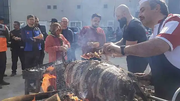 Depremzedelere cağ kebabı ikramı