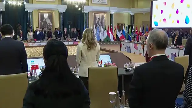 G20 toplantısı, depremlerde hayatını kaybedenlere saygı duruşu ile başladı