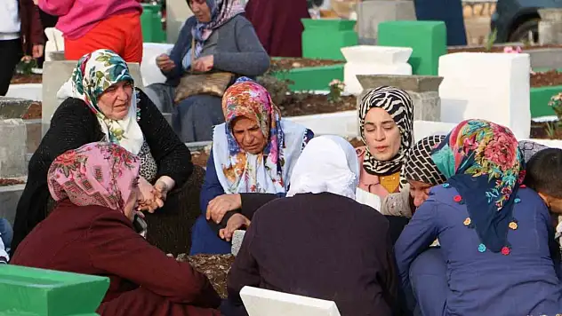 Mezarlıktan ayrılamıyorlar