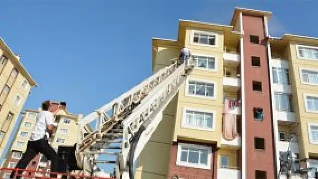 Aksaray'da 8 katlı binada yangın paniği