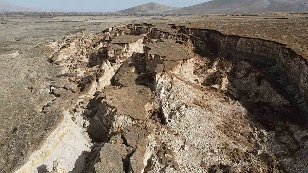 Kahramanmaraş'ta depremde oluşan devasa yarık havadan görüntülendi