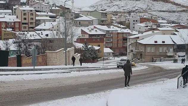 Sık kaza yaşanan yola alttan ısıtmalı çözüm