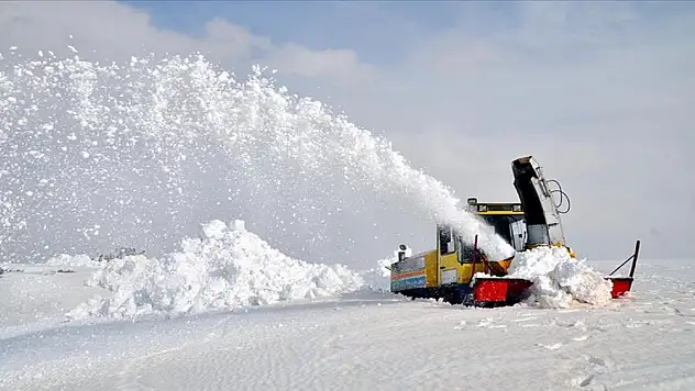 Muş'ta ekipler kar kalınlığının 4 metreyi bulduğu bölgede mücadele veriyor