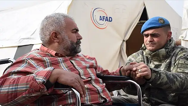 Mehmetçikten engelli depremzedeye tekerlekli sandalye