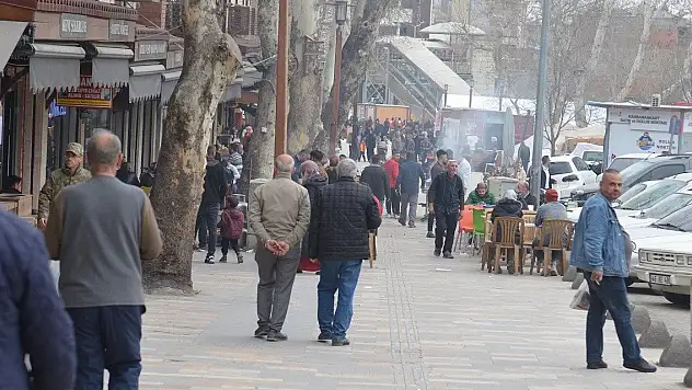 Depremzede esnaf kepenklerini açtı