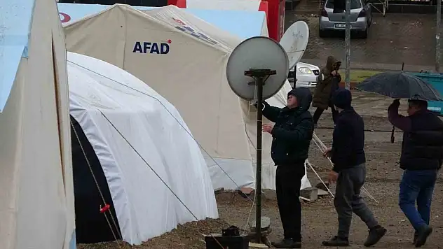 Sağanak yağmur depremzedelere zor anlar yaşattı