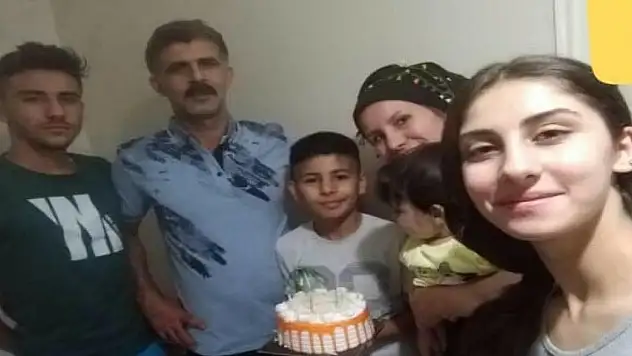 Depremde 3 ferdini kaybeden aileden geriye mutlu günlerdeki fotoğrafları kaldı